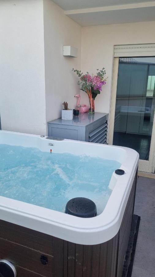 Penthouse 40 In Trastevere With Seasonally Jacuzzi Rome Luaran gambar